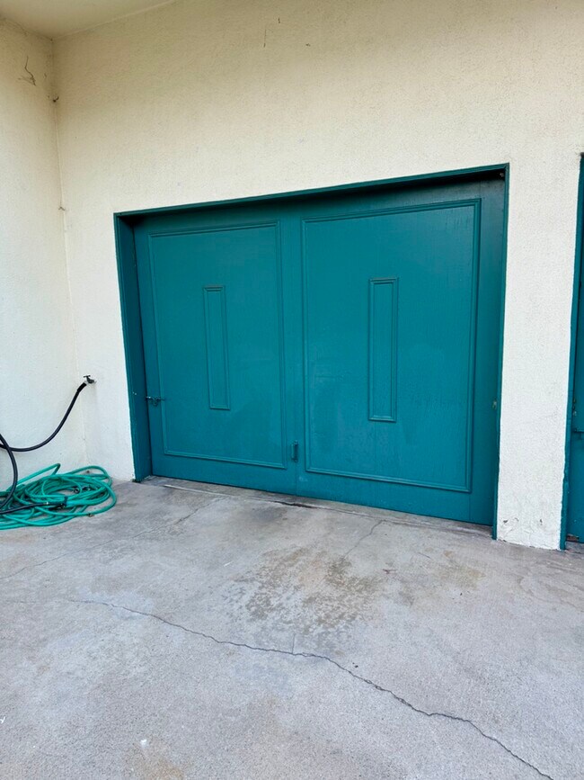 Building Photo - 906 Harkness Ln