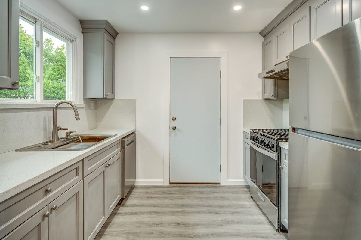 Building Photo - 566 Russell St