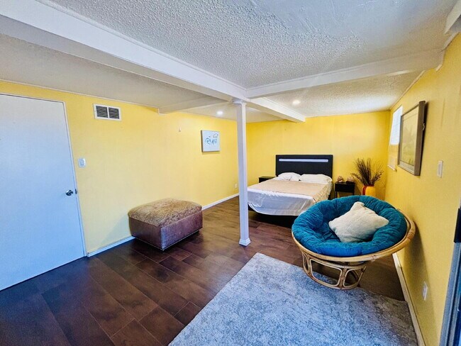 Building Photo - 4 bedrooms, 2 kitchens, 2.5 bathrooms, lau...