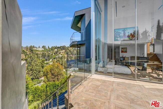 Building Photo - 9400 Readcrest Dr