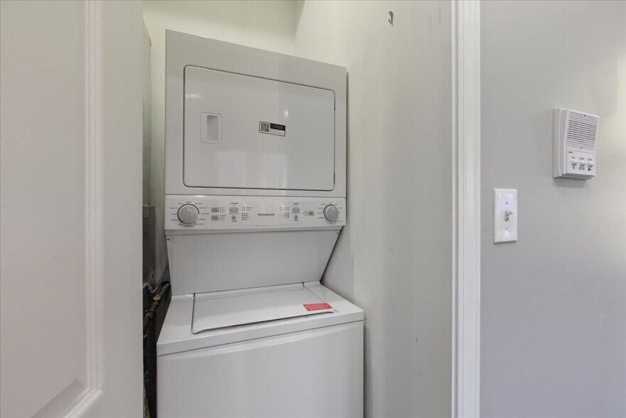 Building Photo - 1654 W Cortland St