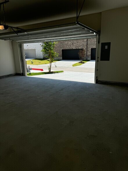 Building Photo - 2821 Jacaranda Dr