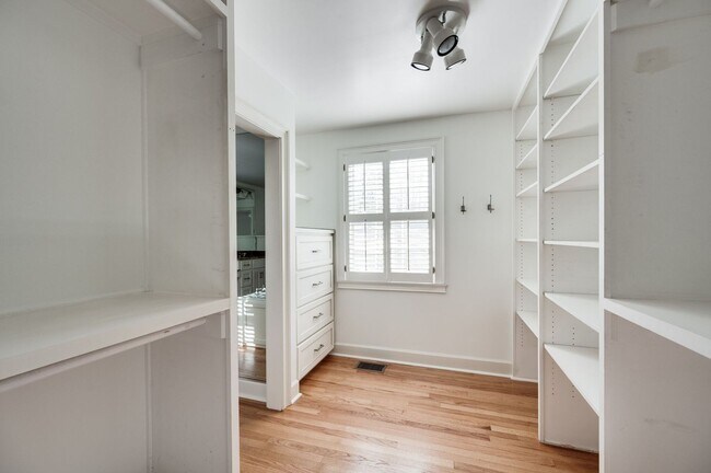 Building Photo - Fantastic renovated 5BE/4BA family home on beautiful oversized private Lot in the heart of Belle ...