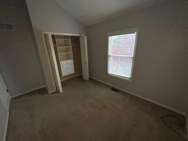 Building Photo - 5 Bedroom, 3 Bathroom California Split Sty...