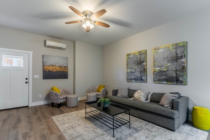 Living - 10-100 Laurel Loop