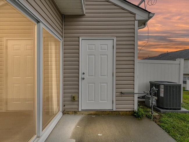 Building Photo - Spacious Townhome!