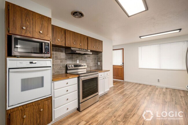 Building Photo - 759 Riverside Dr
