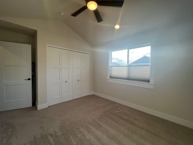 Building Photo - Charming three bedroom townhouse in the heart of Talent! | Available Mid May