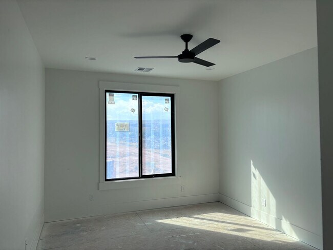 Building Photo - Luxury Living Near Sand Hollow – Spacious ...