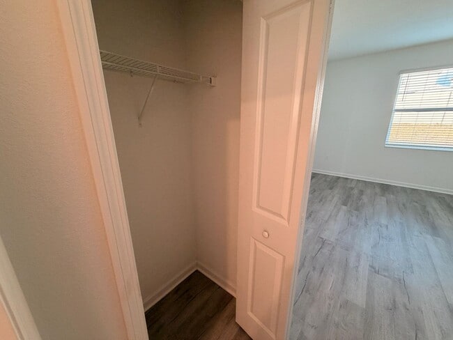 Building Photo - Rare find In-Law suite Home! Single family house with Separate entry and kitchen, laundry set!