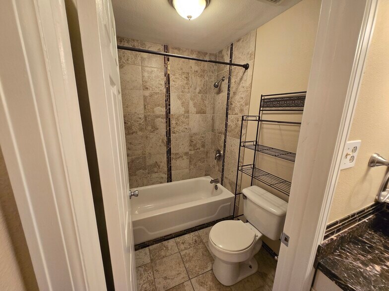 Building Photo - 2325 S Linden Ct