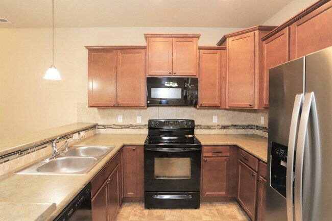 Building Photo - Your Dream Townhome Awaits — Comfort, Styl...