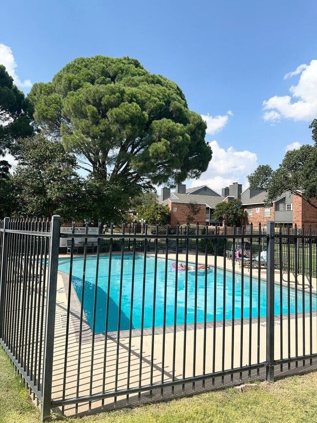 Building Photo - 1 Bedroom 1 Bath Fully Furnished Ready To ...