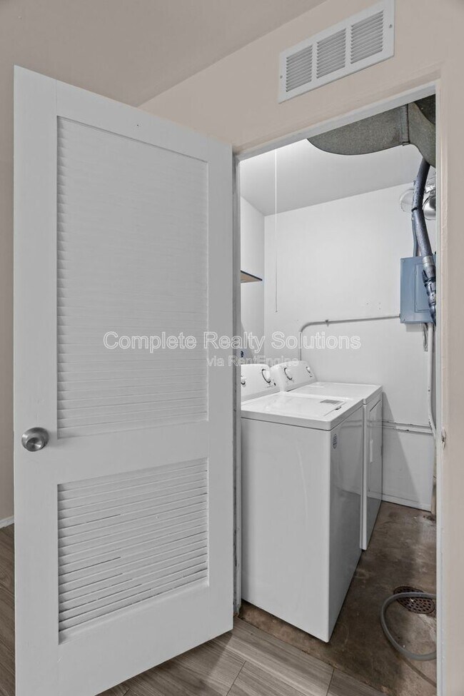 Building Photo - 2323 Woodson Rd