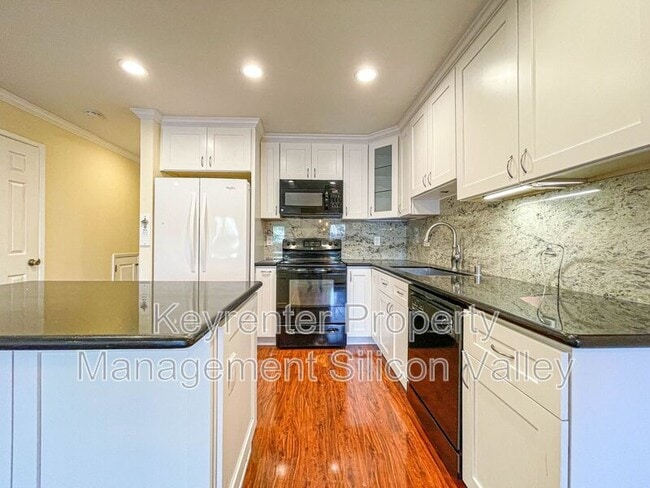 Building Photo - 700 Chiquita Ave