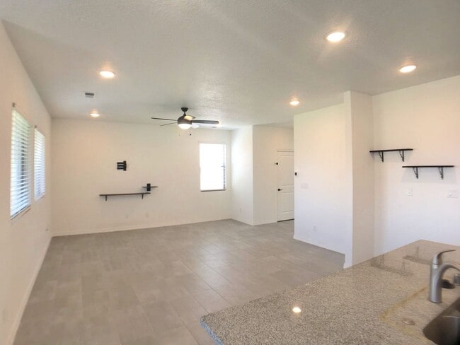 Building Photo - Gorgeous, Newer 3 bedroom in Los Lunas! Open Layout!