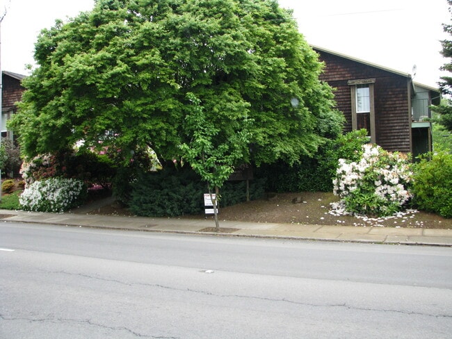 Building Photo - Two Bedroom Apartment Close to Downtown