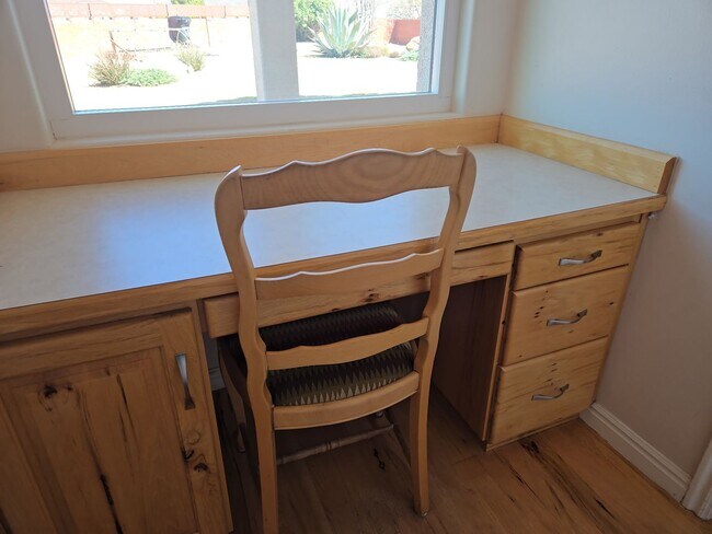 Building Photo - Sunny, spacious home in a prime cul-de-sac location!