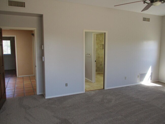 Building Photo - 4 bedroom 2.5 Bath