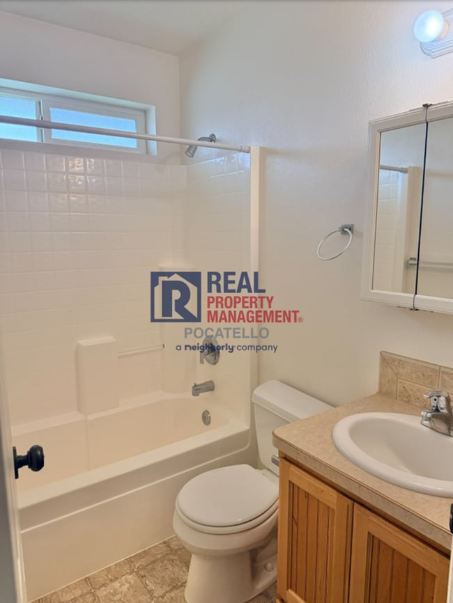 Building Photo - MOVE IN SPECIAL - 5 Bedroom 3.5 Bath Duplex - 2 car garag