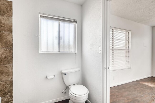 Building Photo - Very Nice 1 Bedroom Free Standing Apartment