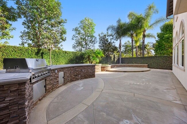 Building Photo - 2556 Pearblossom St