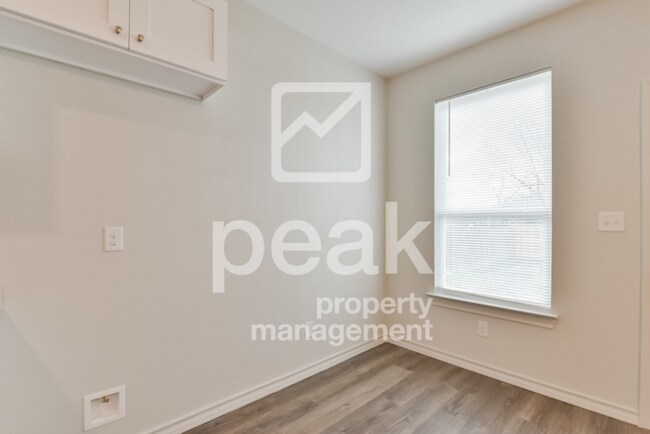 Building Photo - $1375! 2Bed/1.5bath Duplex Available for Rent! Apply today and save $150!