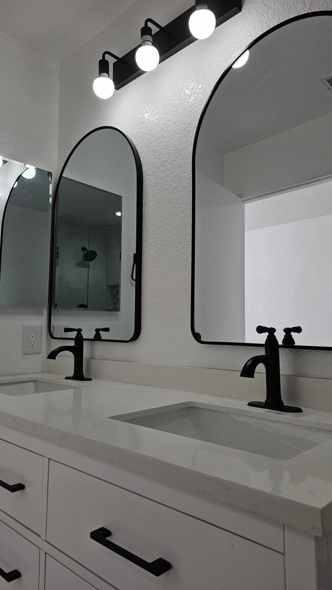 Building Photo - 2601 S Broadmoor Dr