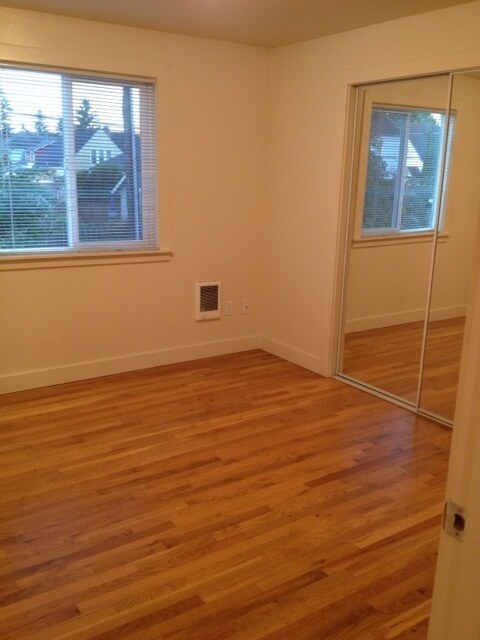 Building Photo - Spacious Private 2nd floor 2BD with Firepl...