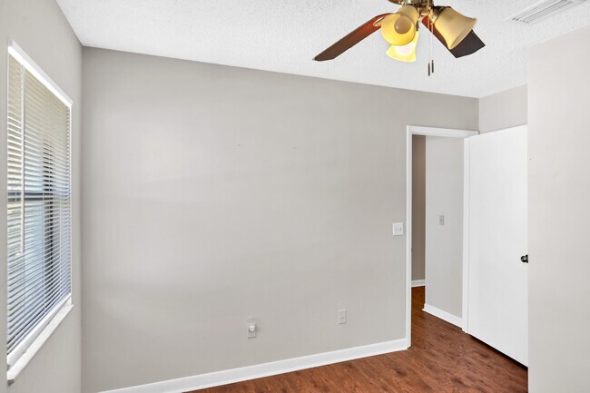 Building Photo - 208 Hopkins St