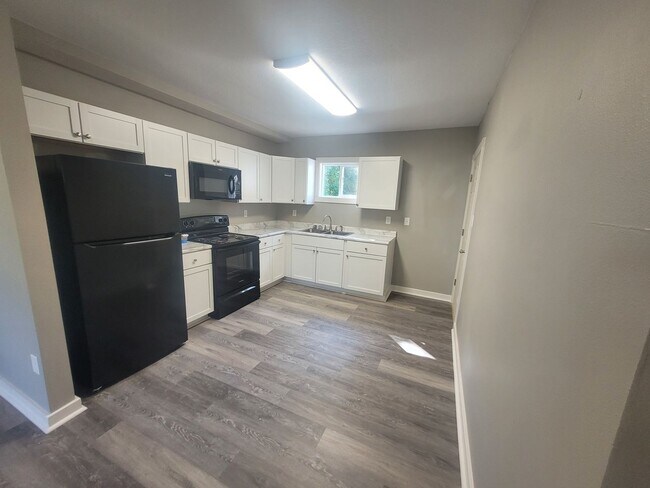 Building Photo - Recently Renovated 2 Bedroom, 1 Bathroom Home with Garage