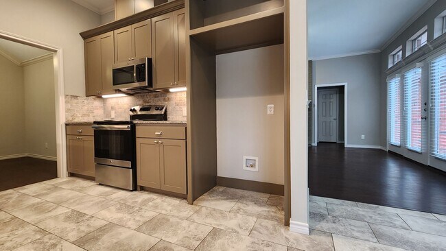 Building Photo - 3817 Yellowstone Pl