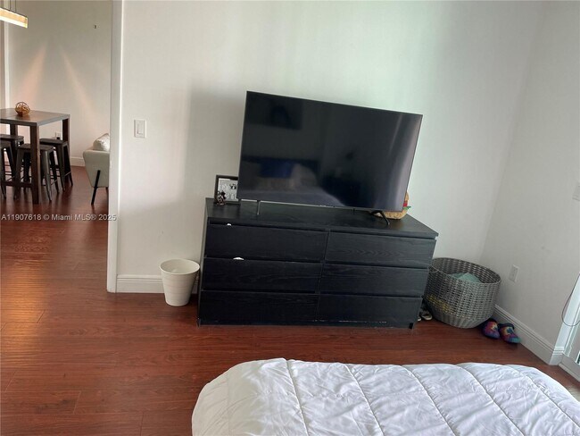 Building Photo - 1800 N Bayshore Dr