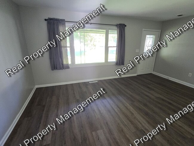 Building Photo - Three Bedroom Ranch