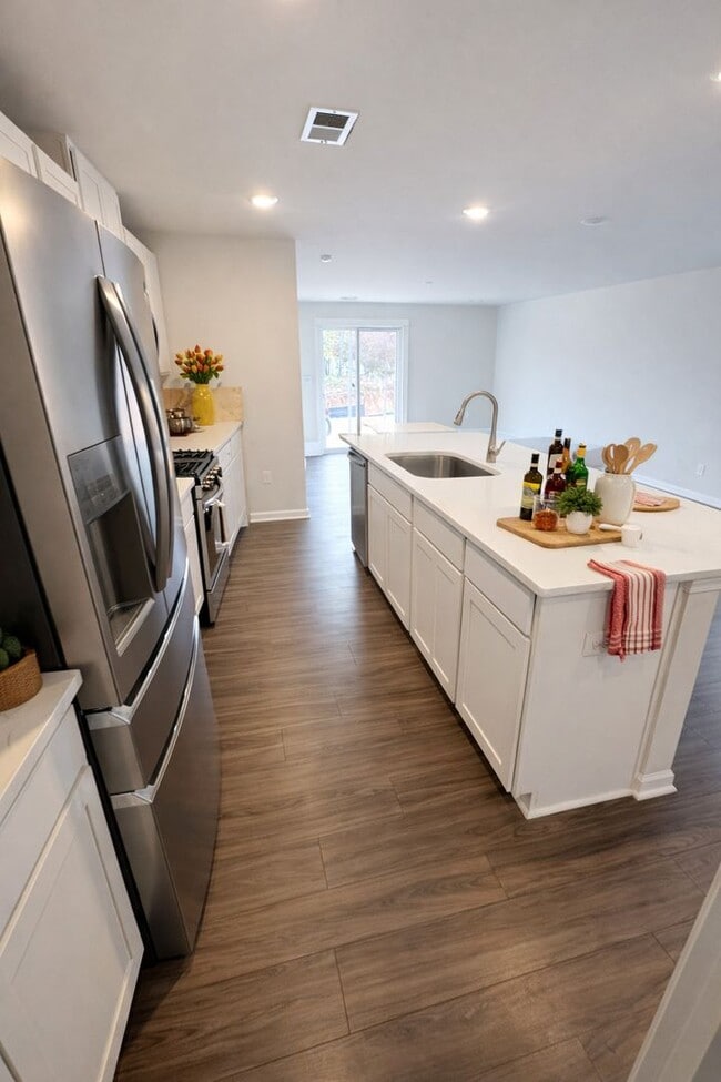 Building Photo - 5 Bedroom Home in Meadow Springs