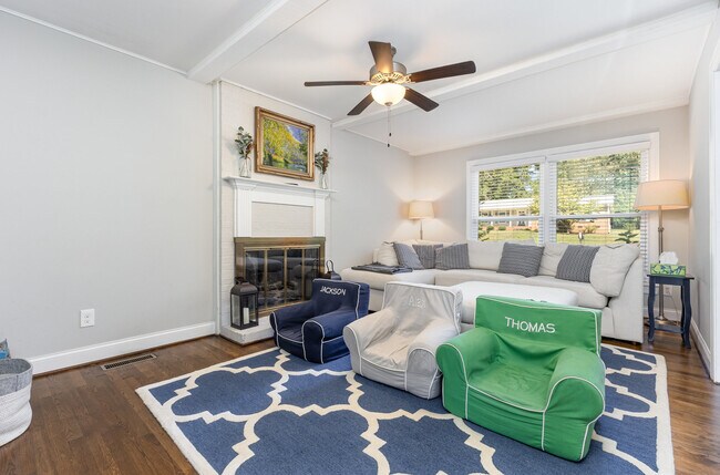 Building Photo - 4901 Stonehill Dr