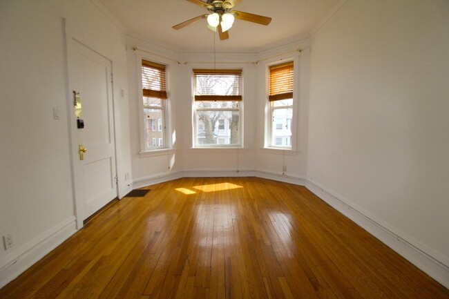 Building Photo - 2 bedroom in Chicago IL 60618