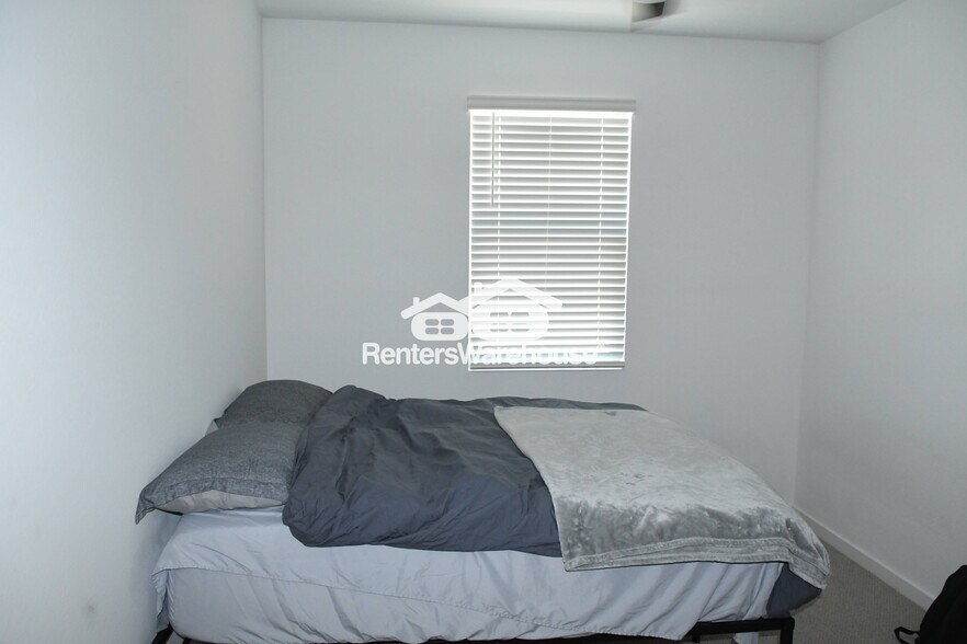 Building Photo - 16009 W Cottontail Ln
