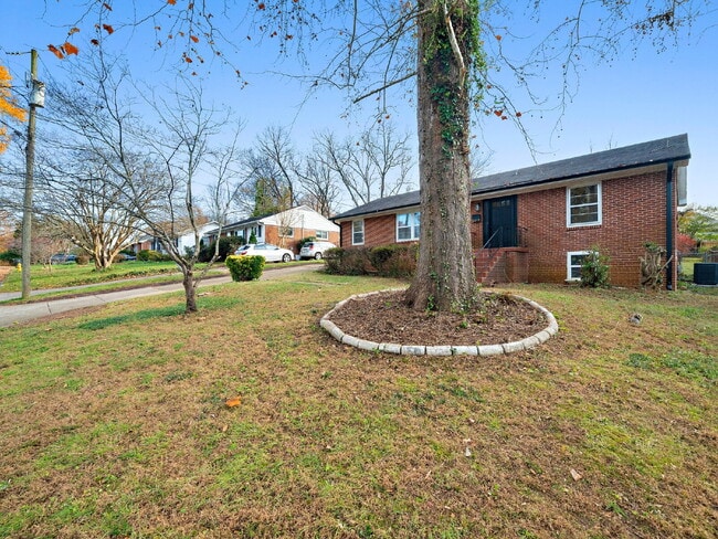 Building Photo - "Charming 3-Bed Home with Gleaming Hardwood Floors on Sheffield Road!"