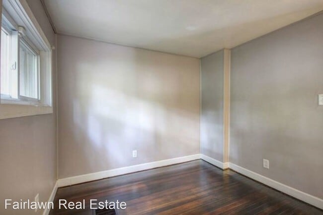 Building Photo - 3 br, 1 bath House - 302 South Grove St.
