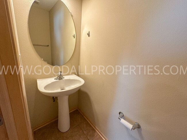 Building Photo - 3 Bedroom 2 1/2 Bath end unit townhome near Jordan Creek!