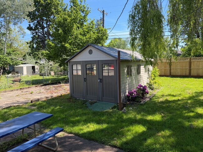 Building Photo - Updated 2 bedroom 1 bathroom house in Eugene!