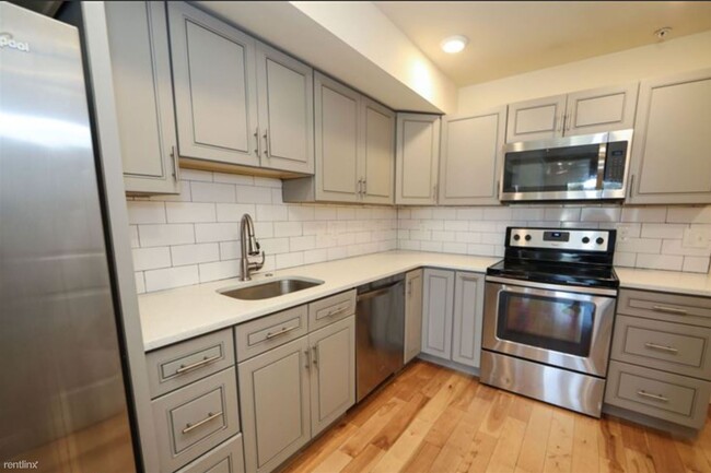 Building Photo - 4 br, 2 bath Triplex - 1950 N GRATZ ST Uni...