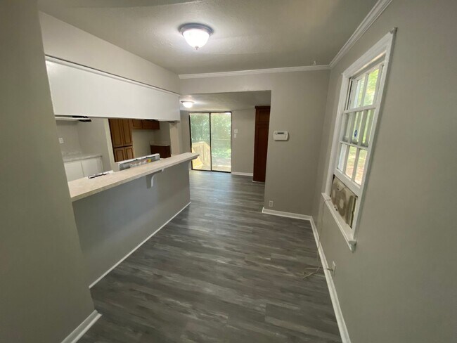 Building Photo - ***AVAILABLE NOW***2 or 3 Bedroom / 1 Bath...