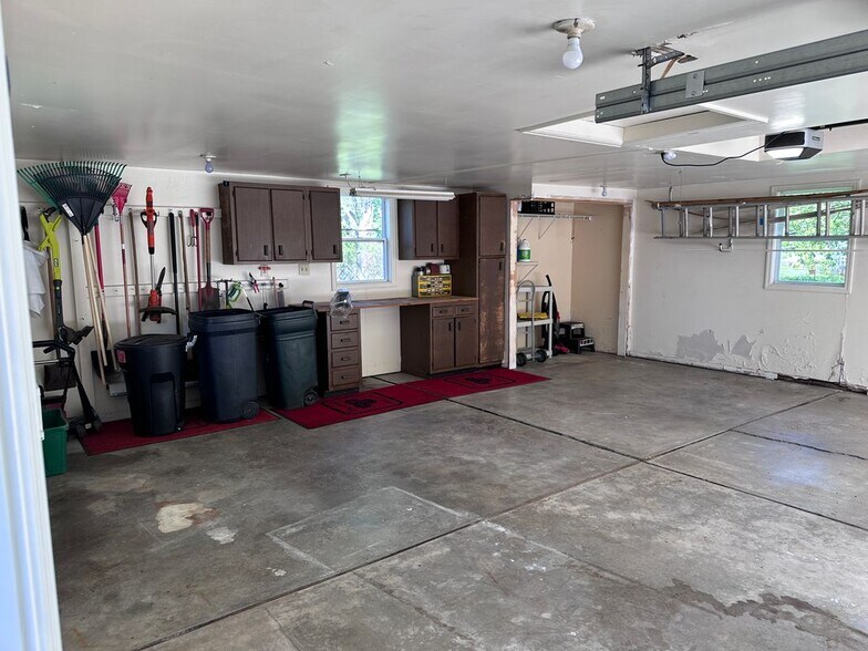 Building Photo - 6284 Woodsdale Dr