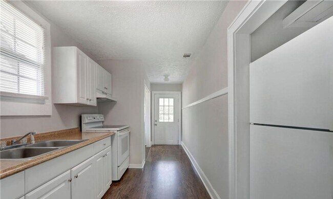 Building Photo - Exceptional Eastside Bungalow