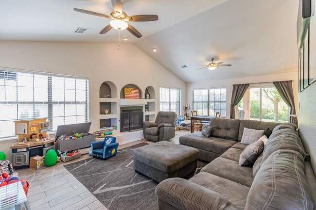 Building Photo - Beautiful Home in the Golf Course Area