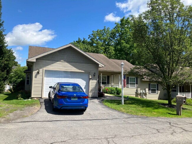 Building Photo - 2 Bedroom Townhome in Fairport Available October 1!