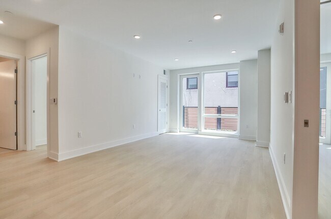 Building Photo - 303 Madison St
