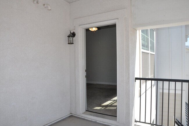 Building Photo - 3 bedroom, 2 bathroom house located in the...